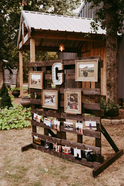 Poster Board Picture Frame, Wedding Shower Pallet Ideas, 50th Birthday Party Ideas For Men Western, Diy Rustic Wedding Photo Booth, Pallet Picture Display Wedding, Country Decor For Party, Western Graduation Decorations, Western Open House Theme, Western Birthday Party Decorations For Men