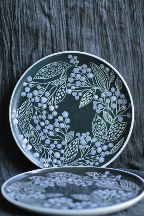 Pottery Designs Plate, Dinner Plates Ideas, Sgraffito Designs Pattern, Sgraffito Plate, Ceramic Cutlery, Pottery Platter, Grey Painting, Wheel Throwing, Pottery Handbuilding