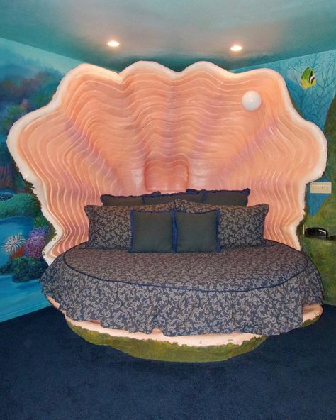 A Pretty Cool Hotel Tour on Instagram: “Aaaand here’s the infamous Shell Bed in her formal wear ✨ From our trip to the Black Swan Inn in Pocatello, ID. Tour episode on our IGTV!…” A Pretty Cool Hotel Tour, Shell Couch, Shell Bed, Best Beds, Montana Trip, Circle Bed, Hotel Tour, Pocatello Idaho, Mermaid Bedding