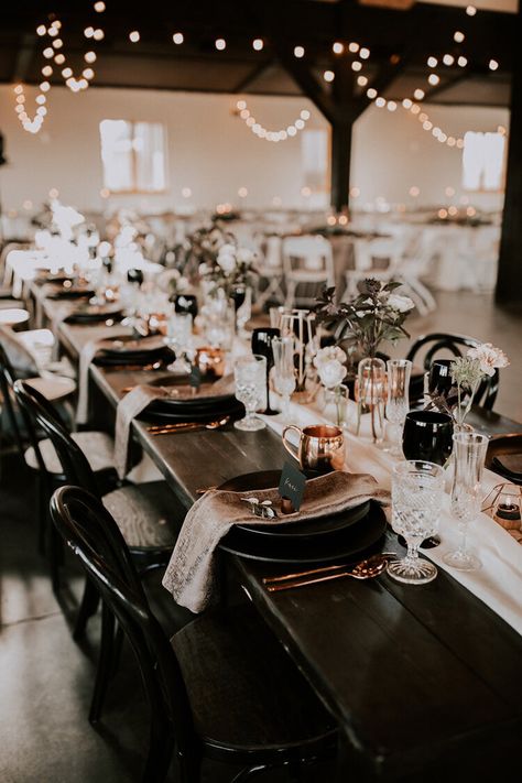 Dinner Photoshoot, Black Wedding Table, Weddings Decorations Elegant Romantic, Dark Romantic Wedding, Romantic Wedding Colors, Dark Wedding Theme, Black And White Wedding Theme, Romantic Theme Wedding, Romantic Wedding Receptions