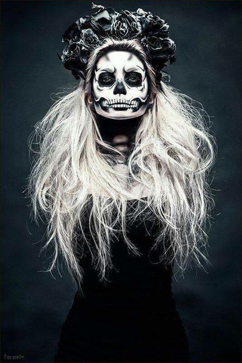 Sugar skull                                                                                                                                                     More Makijaż Sugar Skull, Halloween Makeup Sugar Skull, Make Up Diy, Halloween Sugar Skull, Fantasy Make-up, Halloween Make-up Looks, Halloweenský Makeup, Ombre Dark, Sugar Skull Halloween