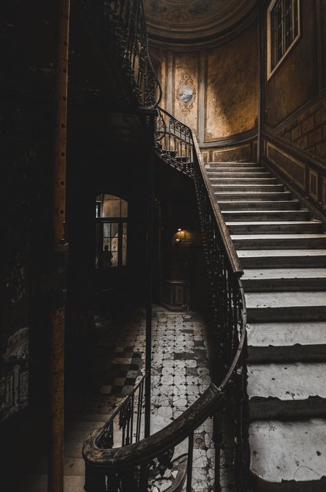 Inside an Abandoned Mansion · Free Stock Photo Imaginary Authors, Dark Mansion, Mansion Aesthetic, Gothic Mansion, Real Haunted Houses, Mansion Exterior, Old Mansion, Abandoned Mansion, A Haunted House