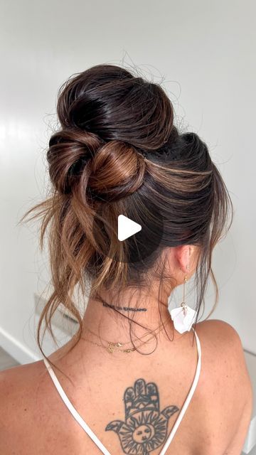 Jessica Domoney on Instagram: "Transform your top knot into the chic Kim K inspired hair style everyone’s asking for💫  The best part, I only used 2 products!  Grab your Blowout Texture & Finishing Spray from @surfacehairhealth and get ready to make a statement ✨  #surfacehairhealth #lovemysurfacehair #veganhaircare #hairvideoshow #howtohair #saloncentric" Updo For Brunette Hair, Loose Top Bun Hairstyles, Updo For Servers, Hair On Top Of Head Updo, Upstyle For Long Hair, Perfect Top Knot, Cute Top Bun Hairstyles, Loose Top Knot Bun, Hair Bun For Long Hair Easy