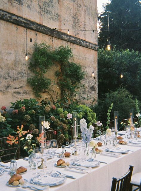 2025 Wedding Trends: An Early Look — Jessica Foster Event Planning Italian Garden Wedding Decor, Carondelet House Wedding, Family Style Weddings, Family Style Dinner, 2025 Wedding, Villa Wedding, Italian Villa, La Wedding, Long Table