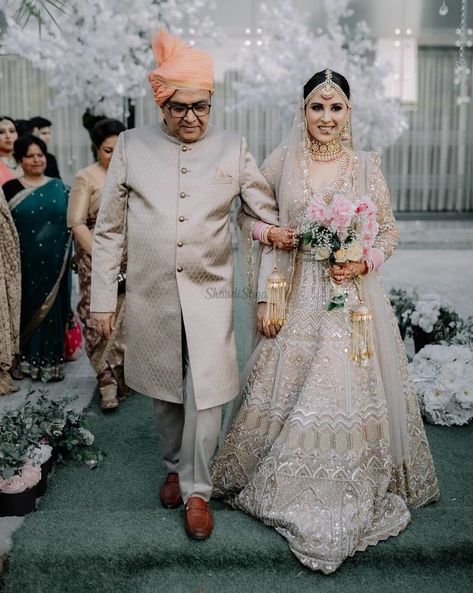 Presenting you cute and beautufuil photo ideas of bride with her father. These are MUST have pictures ideas that every bride should have clicked with her father during wedding. #shaadisaga #indianwedding #fathersday #brideandfatherphotos #bridefatherphotos #fatheranddaughterphotoideas #bridefatherwalkingdownonthaislephoto #brideandfatherphotoshoot #brideandfatherweddingphotos #brideand familyportraitsideas Bride Entry Ideas, Father Of The Bride Attire, Pictures Of Couples, Poses Funny, Couple Entry, Photos Of Bride, Father Of The Bride Outfit, Romantic Poses, Groom Entry