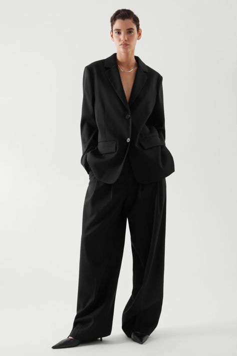 Oversized Blazer Outfit, Woman In Suit, Suit Style, Fitted Blazer, Blazer Outfits, Oversized Blazer, Black Suits, Fashion Photoshoot, Black Blazer