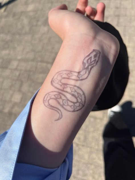 Drawing On Ur Hand Ideas, Drawing For Hands, Arm Pen Tattoo, Pen Drawings On Arm, Wrist Doodles, Stuff To Draw On Your Arm, Hand Art With Pen, Things To Draw On Your Hand With Pen Easy, Easy Hand Drawings On Hand