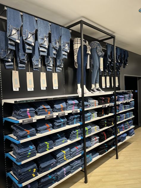 Boutique Jean Display Ideas, Shop Display Ideas Retail Stores Clothing Racks Shelves, Butik Design Boutiques, Store Entrance Design, Cloth Shop Interior Design, Clothing Boutique Decor, Botique Interiors, Supermarket Design Interior, Shoe Store Design