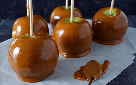 Condensed Milk Caramel Apples, How To Make Caramel For Apples, Best Caramel Apples Recipe, Best Caramel Apples, Carmel Apple Recipe, Snack Dips, Make Caramel Apples, Farmhouse Bakery, Taffy Apple