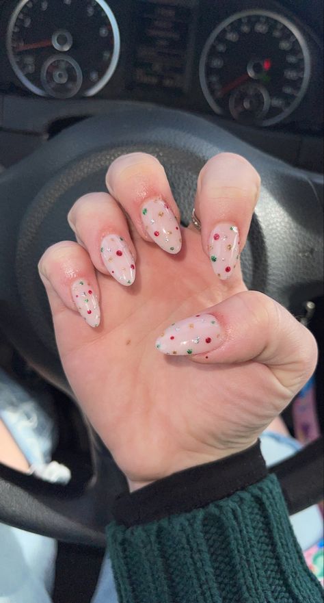 Almond Style Nails Christmas, Christmas New Years Nails Almond, Simple Nails With Design On Ring Finger, Easy Festive Nails, Xmas Simple Nails, Trendy Xmas Nails, Christmas Nail Trends 2023, Pokadot Nails Christmas, Christmas Nails Inspo 2023