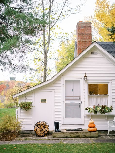 The historic #farmhouse is an all time fan favorite for relaxed, rustic and romantic portraits ⁠ #frontdoor #farmhousestyle #rustic #backdrops #littlewhitehouse Pacific Northwest Farmhouse, 50s Farmhouse, Small Home Exterior, Rustic Backdrops, Relaxed Rustic, White Farmhouse Exterior, Historic Farmhouse, Prairie Farmhouse, Enchanted Cottage