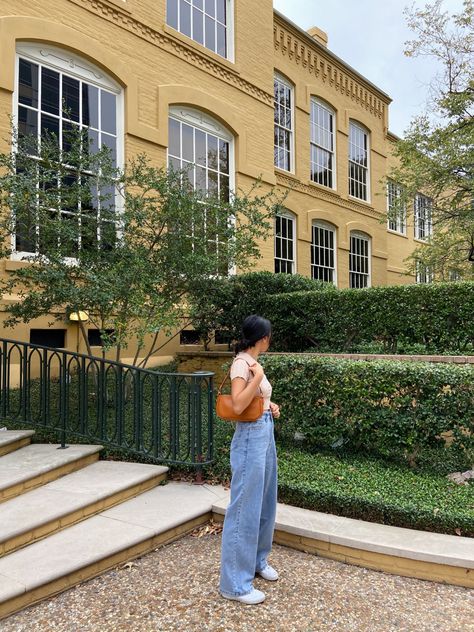 Tan Bag Outfit, Brown Purse Outfit, Brown Baguette Bag, Brown Bag Outfit, Baguette Bag Outfit, Baggy Aesthetic, Purse Outfit, Outfits Baggy, Tan Shoulder Bag