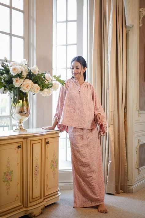 baju lebaran hits 2024 Raya Photoshoot Ideas, Photoshoot Raya, Raya Photoshoot, Idea Photoshoot, Co Ords Outfits, Photoshoot Moodboard, Fashion Dresses Formal, 13 March, 50th Shirts