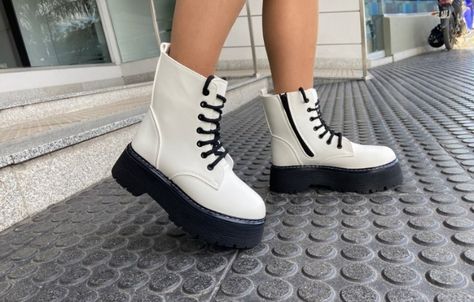 Borcegos blancos con suela y cordones negros Oblivion, Dr. Martens Boots, Dr. Martens, Tango, Rocky, Combat Boots, Tumblr, Boots