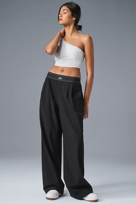 Alo Trousers Outfit, Alo Yoga Outfit, 10 Winter Outfits, Gray Accessories, Wishlist 2024, Yoga Outfit, Summer 2025, Winter Fit, Yoga Suit