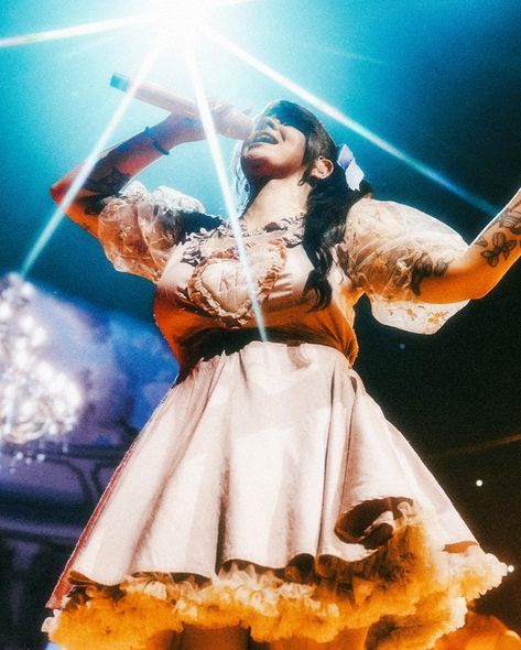 I was looking forward to this one for so long 😍😍 blending theater and music, Melanie Martinez is one of those insanely talented pop stars thinking about the full package instead of some random songs. Plus, very easy to photograph with a show like that 🥵💖 Melanie Martinez Poster, Trilogy Tour, Melanie Martinez Photography, She Movie, Concert Photography, Big Heart, Melanie Martinez, After School, Pop Star