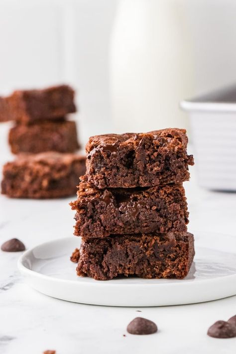 Ghirardelli chocolate teams up with homemade brownies and the result is decadent deliciousness! Ghirardelli Brownies, Ghiradelli Chocolate, Gooey Brownies, Chicken Appetizers, Ghirardelli Chocolate, Chocolate Maker, Homemade Brownies, Caramel Syrup, No Bake Brownies