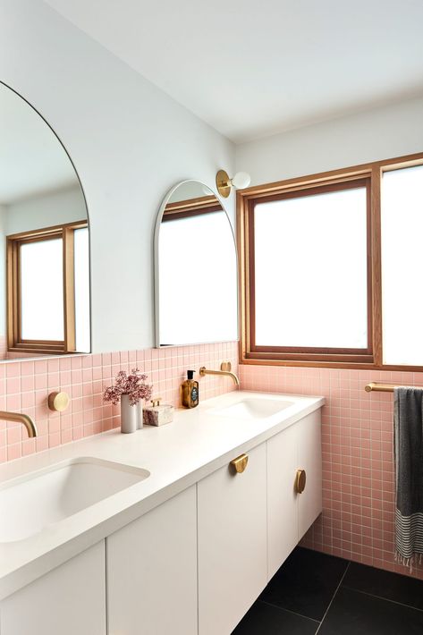 A Mid-Century Inspired Home In Torquay, VIC, Surprises Mid Century Tile Bathroom, Palm Springs Bathroom, Colourful Bathroom Ideas, Pink Bathrooms, Tiled Bathrooms, Midcentury Modern Bathroom, Mid Century Coastal, Mid Century Tile, Colourful Bathroom