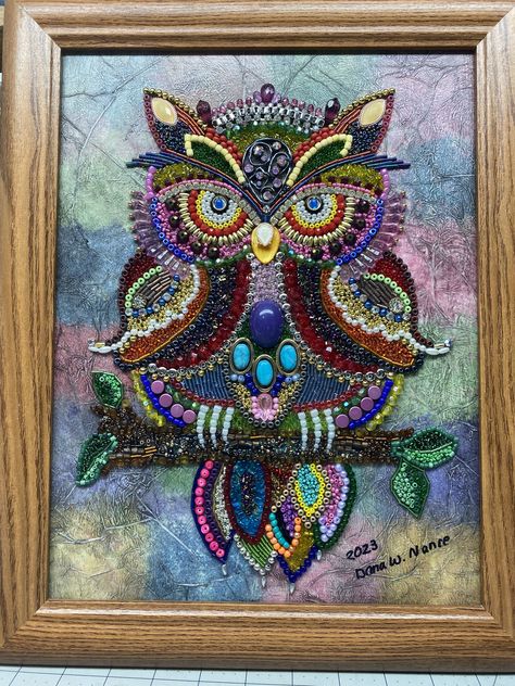 Owl original beads and jewelry Owl Jewelry Art, Craft Area Ideas, 2023 Crafts, Jewelry Artwork, Costume Jewelry Crafts, Old Jewelry Crafts, Jewel Art, Mixed Media Wall Art, Jewelry Frames