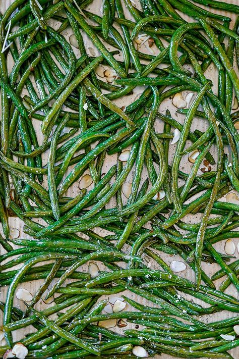 Best Oven Roasted Green Beans, Asparagus Green Beans Recipes, Green Bean In Oven, Green Bean And Zucchini Recipes, Roasted String Beans Recipe, Roasted Beans Green, Broiled Green Beans, Roasted Green Beans Recipe, Best Roasted Green Beans