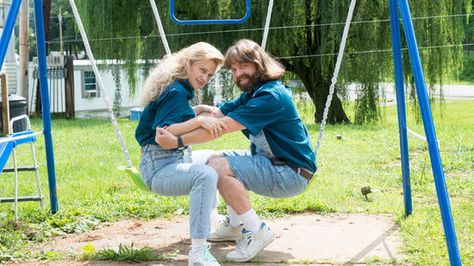 Summer Sneaks: 'Masterminds' Masterminds Movie, Funny Couple Photos, Funny Couple Photography, Funny Photoshoot Ideas, Funny Couple Poses, Funny Engagement Photos, Country Engagement Pictures, Funny Couple Pictures, Engagement Humor