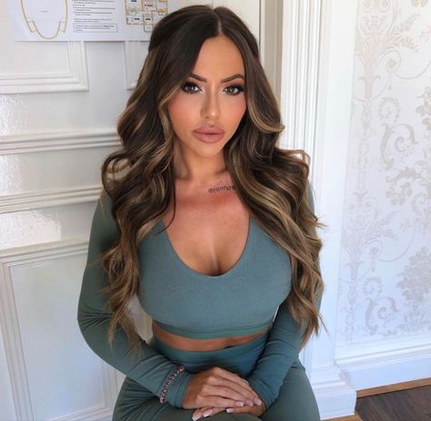 Holly Hagan Hair, Holly Hagan, Celebrity Hair Trends, Blonde Hair With Roots, Perfect Blonde Hair, Black Hair Balayage, Hair Therapy, Celebrity Hair, Chique Outfits