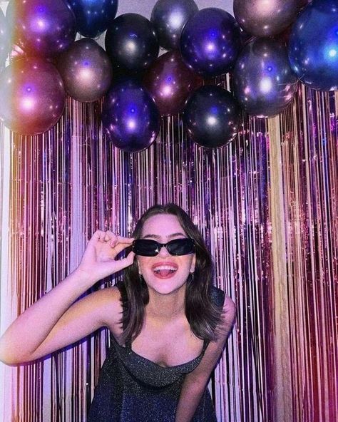 Euphoria Birthday Photoshoot Ideas, Euphoria Birthday Photoshoot, Euphoria Photobooth, Euphoria Aesthetic Birthday Party, Birthday Party Photoshoot Ideas, Soirée Euphoria, Euphoria Photoshoot Ideas, Euphoria Themed Photoshoot, 20th Birthday Photoshoot Ideas