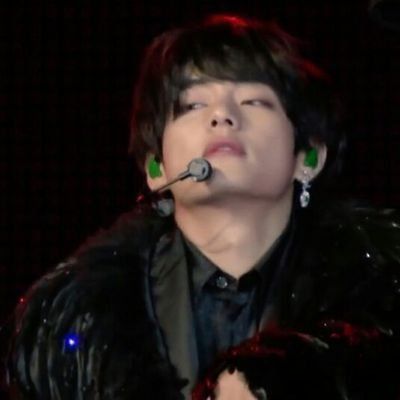 BTS FOREVER♡ on Twitter: "191026 MIC DROP KIM TAEHYUNG SHOULD NEVER BE FORGOTTEN. #TAEHYUNG #SpeakYourselfTourTheFinal… " V Bta, Taehyung Selca, V Bts Wallpaper, Bts Gif, Mic Drop, V Video, Taehyung Funny, Kpop Bts, Kim Taehyung Funny