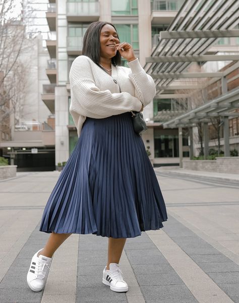 Pleated Skirt Outfit Knee Length, Sweatshirt Pleated Skirt Outfit, Black Pleated Skirt Outfit Curvy, Pleated Skirts Long, Plus Size Outfits Long Skirt, How To Style Pleated Skirt Plus Size, Long Pleaded Skirt Outfits Aesthetic, Pleated Maxi Skirt Outfit Winter, Long Skirt Curvy Outfit