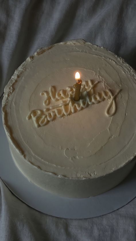 Vanilla Birthday Cake Aesthetic, White Cake Design Aesthetic, Neutral Aesthetic Birthday Cake, Vanilla Cake Aesthetic, White Birthday Cake Aesthetic, Aesthetic White Cake, White Bday Cake, Basic Birthday Cake, Neutral Birthday Cake