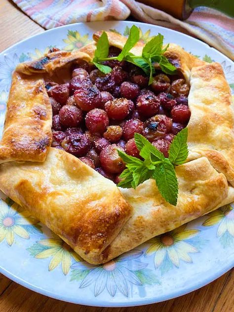 Grape Dessert Recipes, Grape Dessert, Crostata Recipe, Fresh Peach Pie, Rustic Dessert, Grape Recipes, Pie Pops, Spicy Peanut Sauce, Oat Crumble