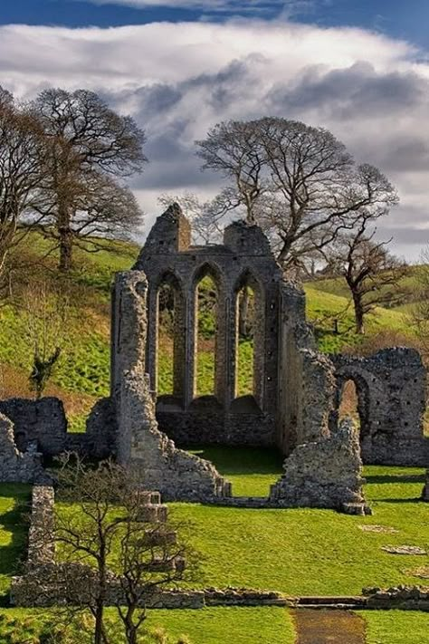 Inch Abbey in County Down had seen its share of drama long before it doubled as Riverrun on Game of Thrones®. The spiritual site on which the current ruins stand was attacked over and over by Irish warlords and Vikings from 800 AD. Irish Ruins Aesthetic, Irish Woods, Scottish Ruins, Ireland Architecture, Irish Wallpaper, Irish Landscapes, Abbey Ruins, Abandoned Ruins, Irish Architecture