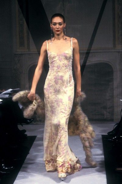 1998 Couture, 90s Runway Fashion, Runway Fashion Couture, Original Supermodels, Runway Outfits, Valentino Couture, Modern Vintage Fashion, Red Carpets, Runway Dresses