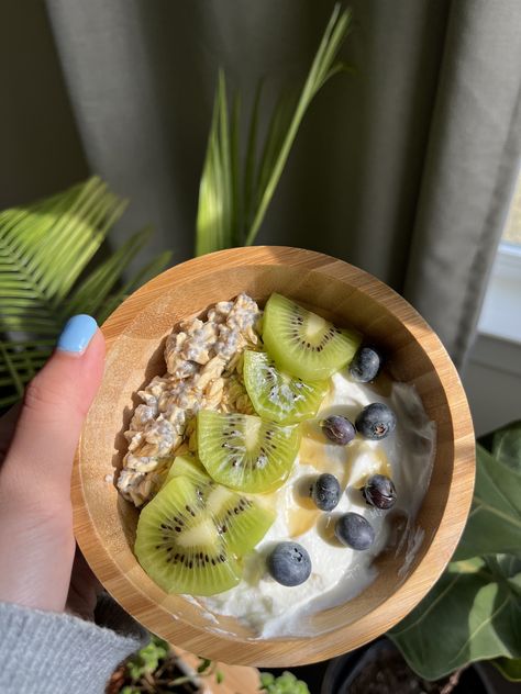 Greek Yogurt Overnight Oats, Yogurt Fruit Bowl, Yogurt Overnight Oats, Yoghurt Breakfast, Greek Yogurt Breakfast, Character Bento, Yoghurt Bowl, Yogurt Bowls, Healthy Granola