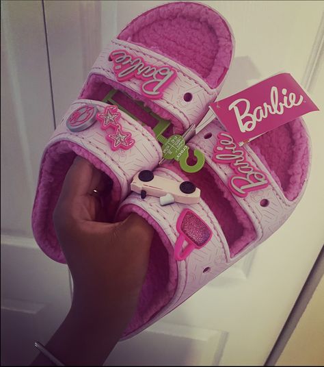 Barbie Crocs, Barbie Valentines, Crocs Ideas, Pretty Sneakers, Pink Crocs, Crocs Fashion, Pretty Sandals, Pink Lifestyle, Trendy Shoes Sneakers