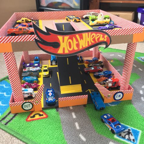 Cardboard Parking Garage, Hot Wheels Parking Garage Diy, Hot Wheels Parking Garage, Diy Hot Wheels Garage, Diy Parking Garage For Kids, Hot Wheels Diy Ideas, Cardboard Car Garage, Diy Road For Toy Cars, Hot Wheels Garage Diy