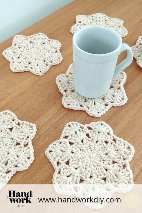 Un proyecto de crochet ideal para principiantes. Posavasos Daisy, se suma a nuestra colección de accesorios tejidos con gancho para vestir con el mayor de los encantos nuestro hogar #posavasoscrochet #ganchillo #patrón Crochet Coasters Free Pattern, Crochet Cup Cozy, Crochet Coaster Pattern, Valentines Crochet, Crochet Circles, Crochet Quilt, Day Outfits, Crochet Mandala, Holiday Patterns