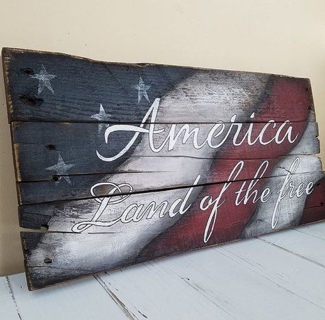 America land of the free rustic pallet sign Patriotic Paintings, Pallet Signs Rustic, Flag Painting, Wood Flag, Pallet Creations, Patriotic Crafts, Patriotic Stars, Pallet Crafts, Diy Holz