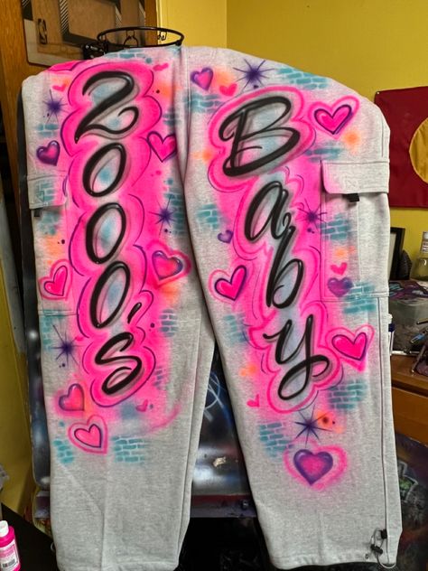 Airbrush sweat outfit Airbrushed Overalls 90s, Airbrushed Birthday Outfits, Air Brush Outfits, Spray Paint Outfit, Airbrush Photoshoot, Airbrush Pants, Spray Paint Shirt, Airbrush Clothes, Painted Overalls