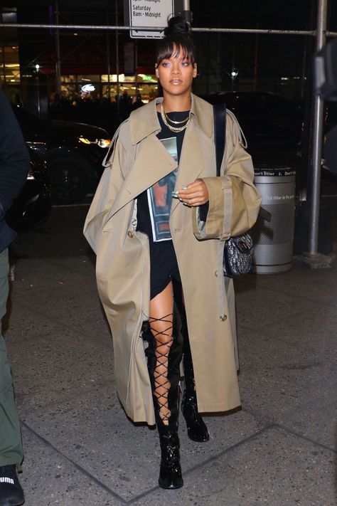 Rihanna wearing a Juun J FW17 trench coat with Unravel by Ben Taverniti boots (2017) Trench Coat Looks, Rihanna Dress, Woman Streetwear, Rainy Day Outfits, Cute Outfits To Wear, Rihanna Outfits, Oversized Trench Coat, Trench Coat Outfit, Rihanna Style