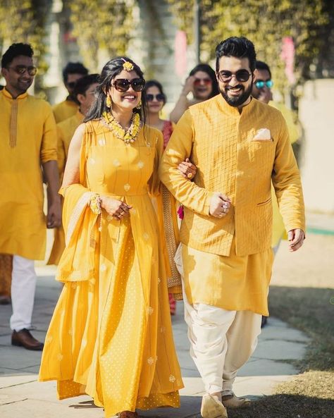 Pithi Outfit Yellow, Outfits For Haldi Ceremony, Pithi Outfit, Haldi Dress For Groom, Haldi Bridal Outfit, Outfits For Haldi, Haldi Ceremony Outfit For Men, Haldi Outfits For Bride, Yellow Haldi Outfit