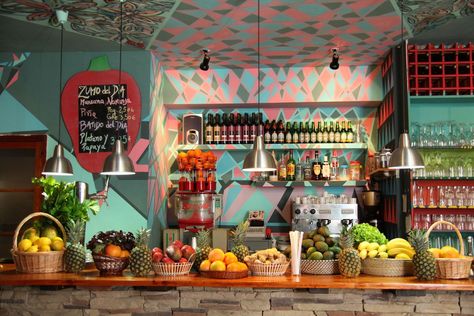 Read our guide to the best vegetarian and vegan restaurants in Barcelona. In a city famous for chorizo, cheese and seafood, it can be hard getting by as a vegan or veggie. But we've got you covered from Tapas to Paella and everything in between. Veggie Restaurant, Sangria Bar, Barcelona Restaurants, Vegan Guide, Easy Recipes For Beginners, Smoothie Bar, Vegan Meal Plans, Vegan Travel, Vegetarian Restaurant