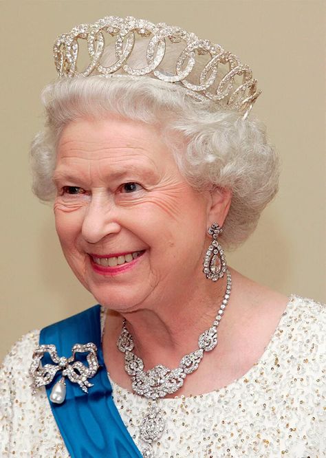 Lovers Knot Tiara, Elizabeth Queen, Queen Wilhelmina, Rainha Elizabeth Ii, Alexandra Feodorovna, Reine Elizabeth Ii, Reine Elizabeth, Beautiful Tiaras, Elisabeth Ii