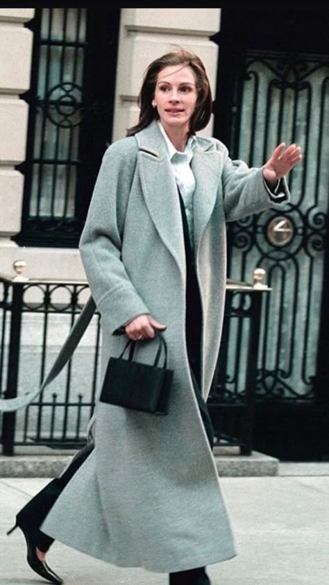 Julia Roberts Aesthetic, Julia Roberts Outfits, Julia Roberts Style 90s, Julia Roberts Style, 90s Coat, Winter Basics, 90s Looks, Julia Roberts, Celebrity Street Style