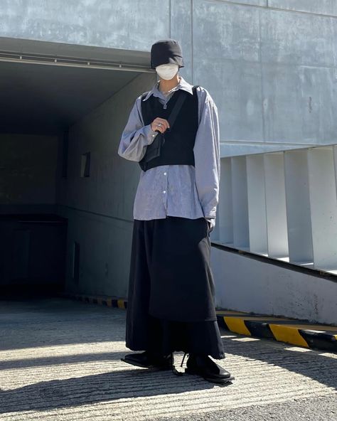 Long Skirt Men Outfit, Men In Skirts Fashion Aesthetic, Men In Long Skirts, Guys In Skirts Fashion, Men Skirt Outfits, Cool Hijab Styles, Black Skirt Fits, Brand Exploration, Skirt Over Jeans