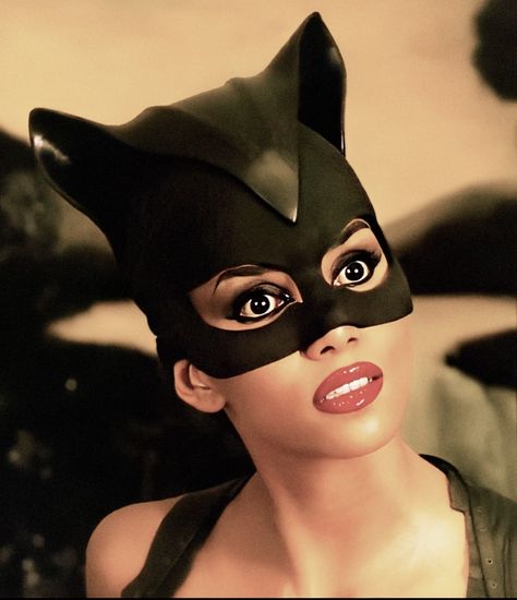 Cat Woman Hairstyles, Halley Berry Catwoman, Cat Woman Halle Berry, Halle Berry Catwoman Costume, Halle Berry Catwoman, Black Cat Woman, Catwoman Aesthetic, Catwoman Halle Berry, Black Catwoman