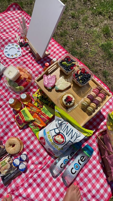 Picnic Date Decor, Picnic With Painting, Picnic Date Painting, Painting Picnic Ideas, Picnic Art Date, Color Picnic Challenge, Painting Picnic Aesthetic, Paint Picnic Date, Picnic Craft Ideas