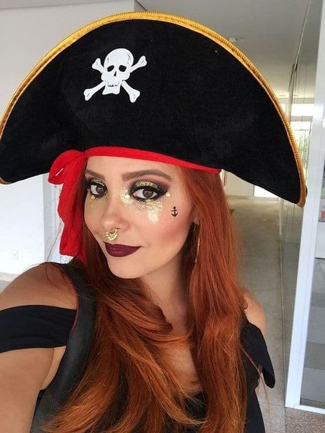 Easy Halloween Makeup Ideas, Pirate Makeup, Easy Halloween Makeup, Makeup Artistic, Minimalist Halloween, Halloween Makeup Diy, Pirate Halloween Costumes, Halloween Makeup Ideas, Pirate Halloween