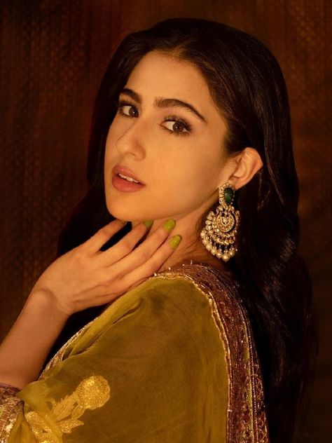 Salwar Kurti, Satin Kurta, Indian Sari Dress, Photography Posing Guide, Sara Ali Khan, Simple Pakistani Dresses, Celebrity Trends, Ali Khan, Bollywood Girls