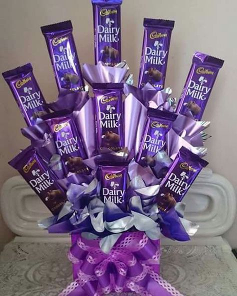 Kuch meetha ho jaye:) Bouquet Of Chocolates, Dairy Milk Silk, Cadbury Dairy Milk Chocolate, Happy Chocolate Day, Chocolate Flowers Bouquet, Chocolate Bouquet Diy, Candy Bouquet Diy, Chocolate Pack, Dairy Milk Chocolate